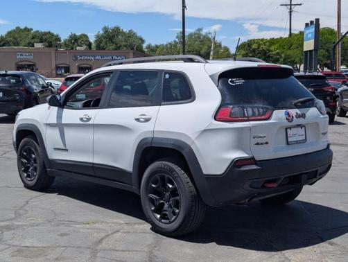 Bright White Clearcoat 2019 Jeep Cherokee Trailhawk