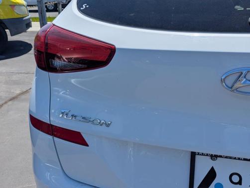 Dazzling White 2019 Hyundai TUCSON SE