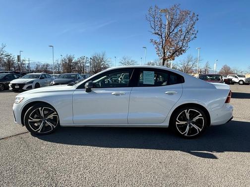 2024 Volvo S60 B5 Plus Dark Theme