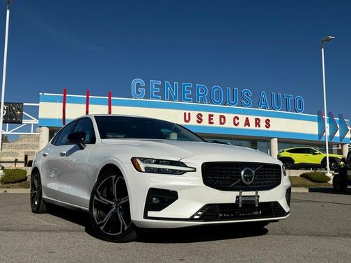 2024 Volvo S60 B5 Plus Dark Theme