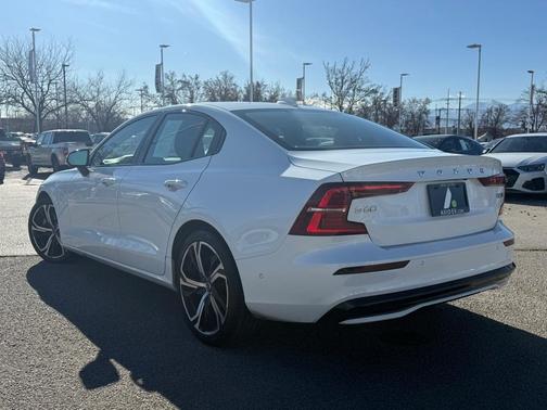 2024 Volvo S60 B5 Plus Dark Theme