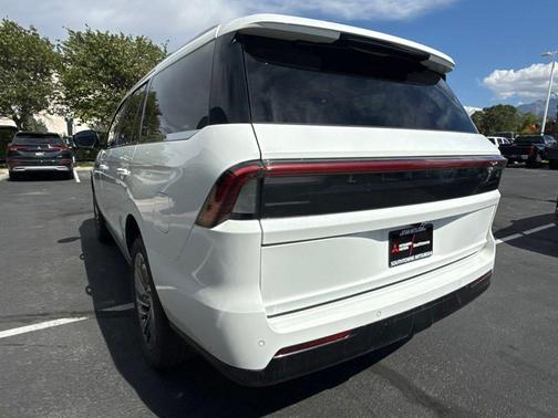 White Metallic 2025 Lincoln Navigator Reserve