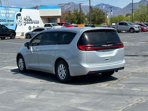 Silver Mist Clearcoat 2023 Chrysler Pacifica Touring-L