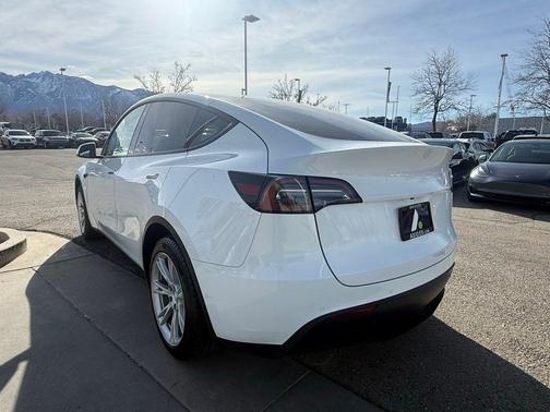 Pearl White Multi 2022 Tesla Model Y Long Range