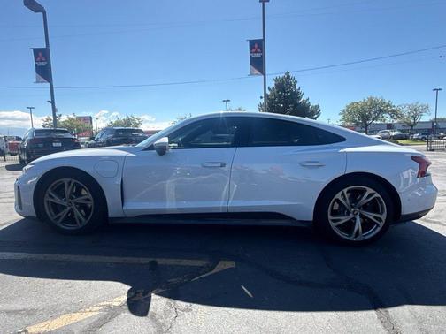 Suzuka Gray Metallic 2023 Audi e-tron GT Prestige