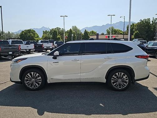 2021 Toyota Highlander Hybrid Platinum