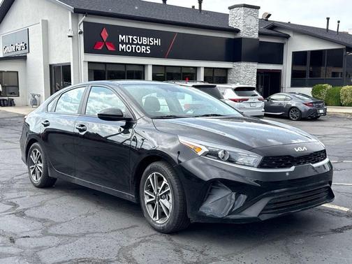 Aurora Black Pearl 2023 Kia Forte LXS