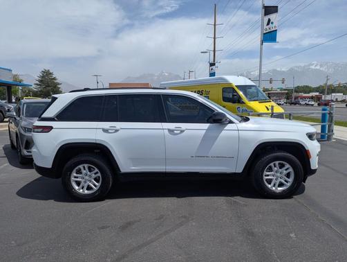 Bright White Clearcoat 2023 Jeep Grand Cherokee Laredo