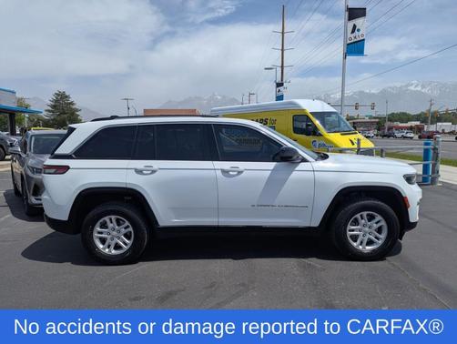 Bright White Clearcoat 2023 Jeep Grand Cherokee Laredo