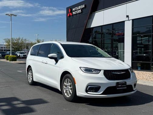 Bright White Clearcoat 2023 Chrysler Pacifica Touring-L