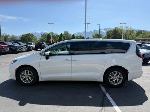 Bright White Clearcoat 2023 Chrysler Pacifica Touring-L