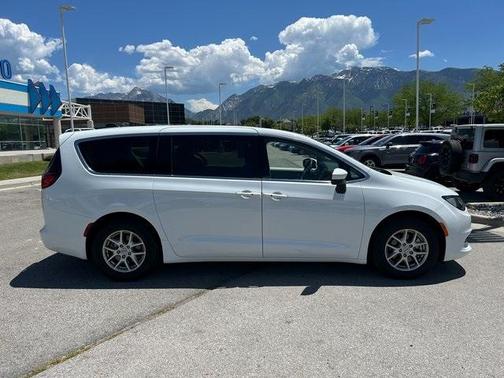 2023 Chrysler Voyager LX