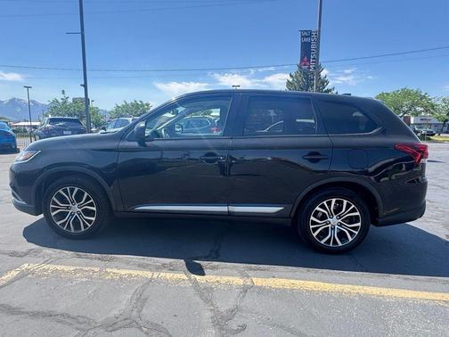 Black 2018 Mitsubishi Outlander ES