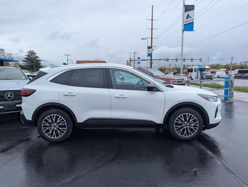 Oxford White 2023 Ford Escape Active