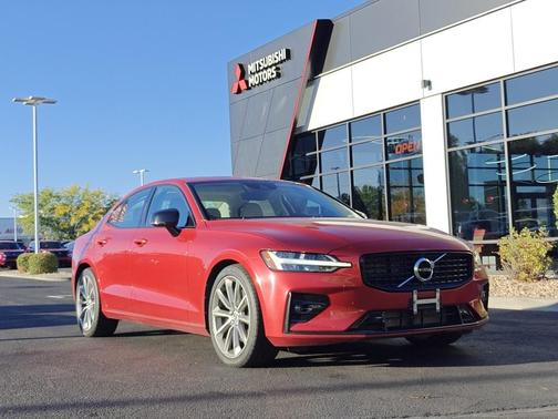 2021 Volvo S60 T5 Momentum