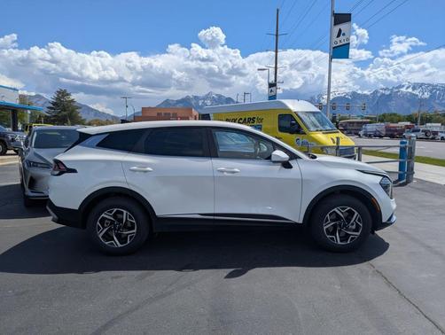 Snow White Pearl 2024 Kia Sportage LX