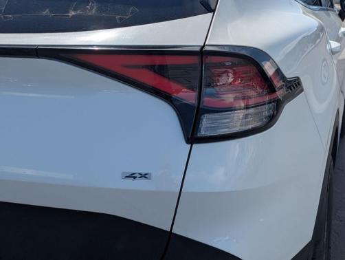 Snow White Pearl 2024 Kia Sportage LX