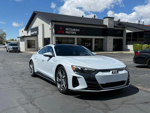 Suzuka Gray Metallic 2023 Audi e-tron GT Prestige