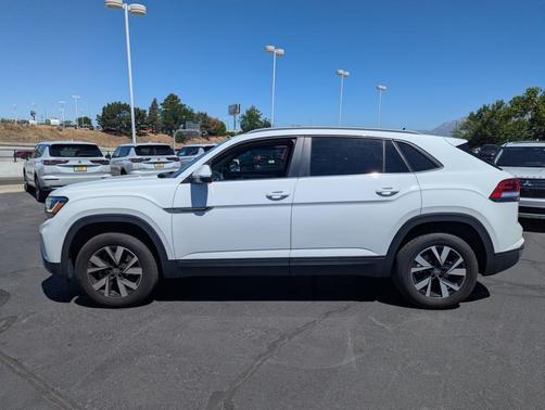 Pure White 2021 Volkswagen Atlas Cross Sport 2.0T SE
