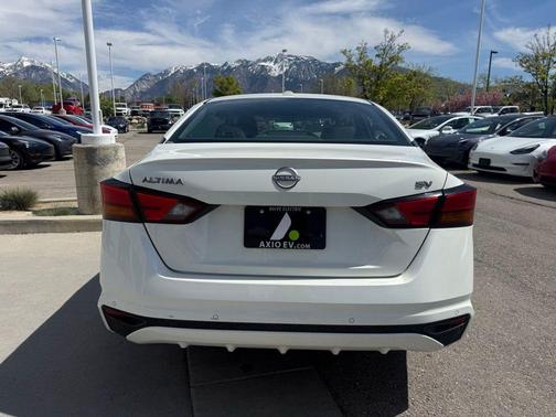 White 2024 Nissan Altima 2.5 SV