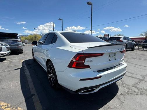 2021 Volvo S60 Recharge Plug-In Hybrid T8 R-Design Expression