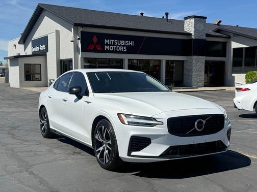 2021 Volvo S60 Recharge Plug-In Hybrid T8 R-Design Expression