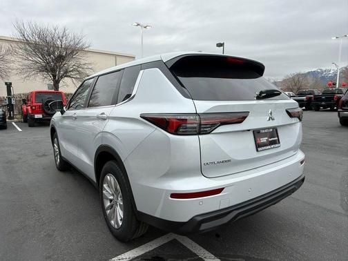 2026 Mitsubishi Outlander ES