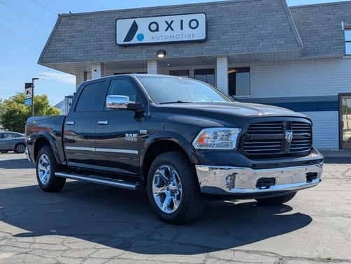 Brilliant Black Crystal Pearlcoat 2017 RAM 1500 Laramie