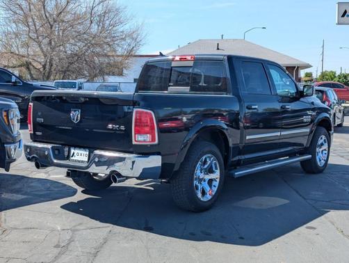 Brilliant Black Crystal Pearlcoat 2017 RAM 1500 Laramie