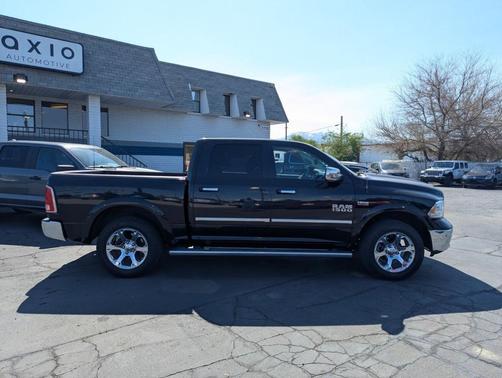 Brilliant Black Crystal Pearlcoat 2017 RAM 1500 Laramie