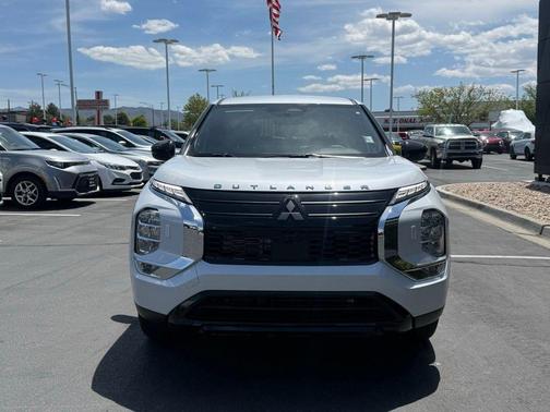Diamond White 2026 Mitsubishi Outlander LE