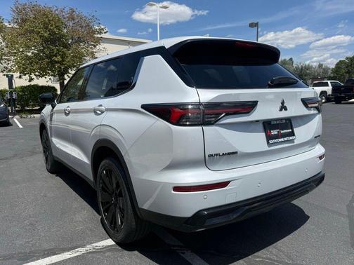 Diamond White 2026 Mitsubishi Outlander LE