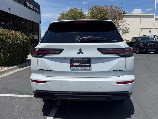 Diamond White 2026 Mitsubishi Outlander LE