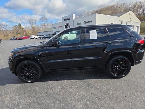 Diamond Black 2022 Jeep Grand Cherokee WK Laredo