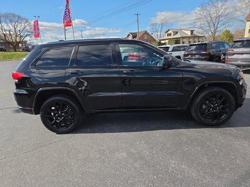 Diamond Black 2022 Jeep Grand Cherokee WK Laredo