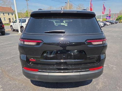Metallic 2026 Jeep Grand Cherokee Laredo