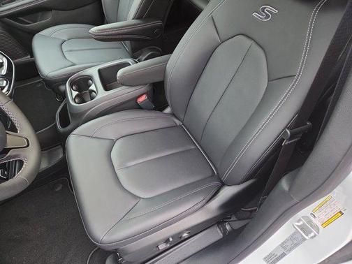 Bright White Clearcoat 2026 Chrysler Pacifica Select