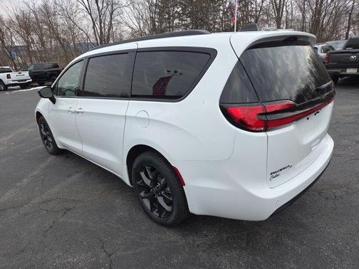 Bright White Clearcoat 2026 Chrysler Pacifica Select