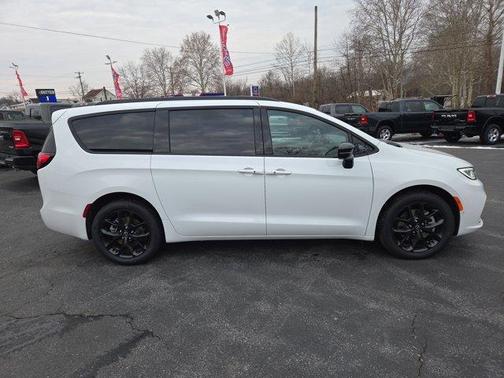 Bright White Clearcoat 2026 Chrysler Pacifica Select