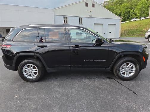 2022 Jeep Grand Cherokee Laredo 4x4