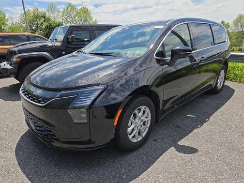 Diamond Black 2027 Chrysler Pacifica SELECT