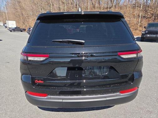 Diamond Black 2026 Jeep Grand Cherokee Laredo