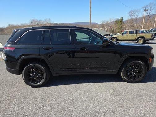 Diamond Black 2026 Jeep Grand Cherokee Laredo