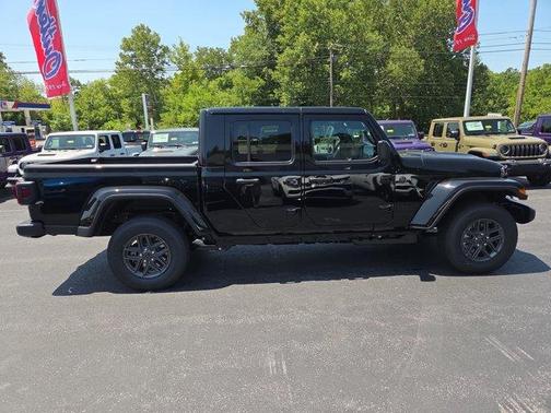 Black Clearcoat 2026 Jeep Gladiator Sport