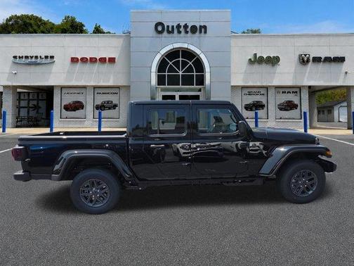 Black Clearcoat 2026 Jeep Gladiator Sport