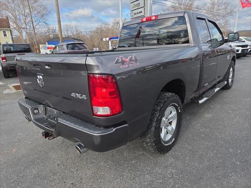 2017 RAM 1500 Express Quad Cab 4x4 64' Box