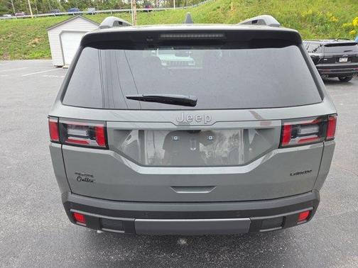 Sting Gray Clearcoat 2026 Jeep Cherokee Laredo