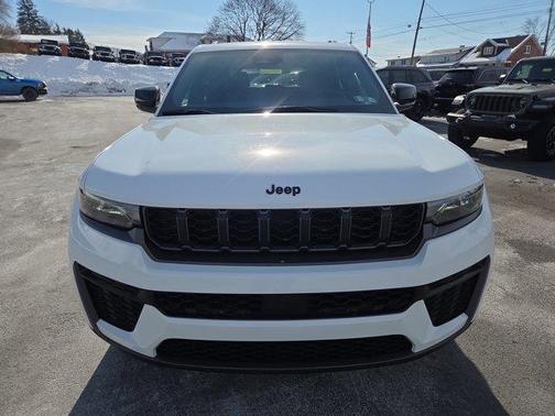 Bright White Clearcoat 2026 Jeep Grand Cherokee Laredo
