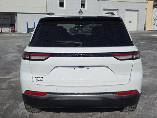 Bright White Clearcoat 2026 Jeep Grand Cherokee Laredo