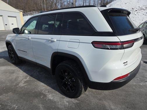 Bright White Clearcoat 2026 Jeep Grand Cherokee Laredo
